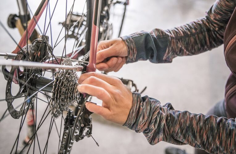 Sådan vedligeholder du din mountainbike: En trin-for-trin vejledning